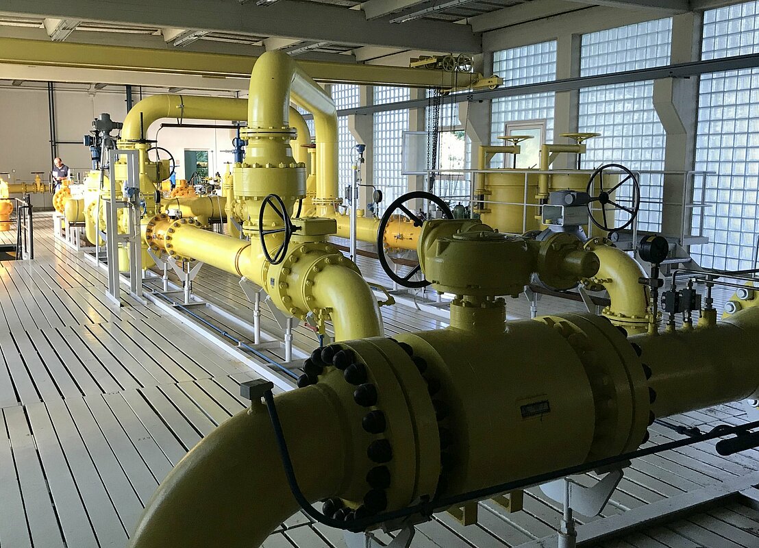 Gas distribution and gas pressure regulating station