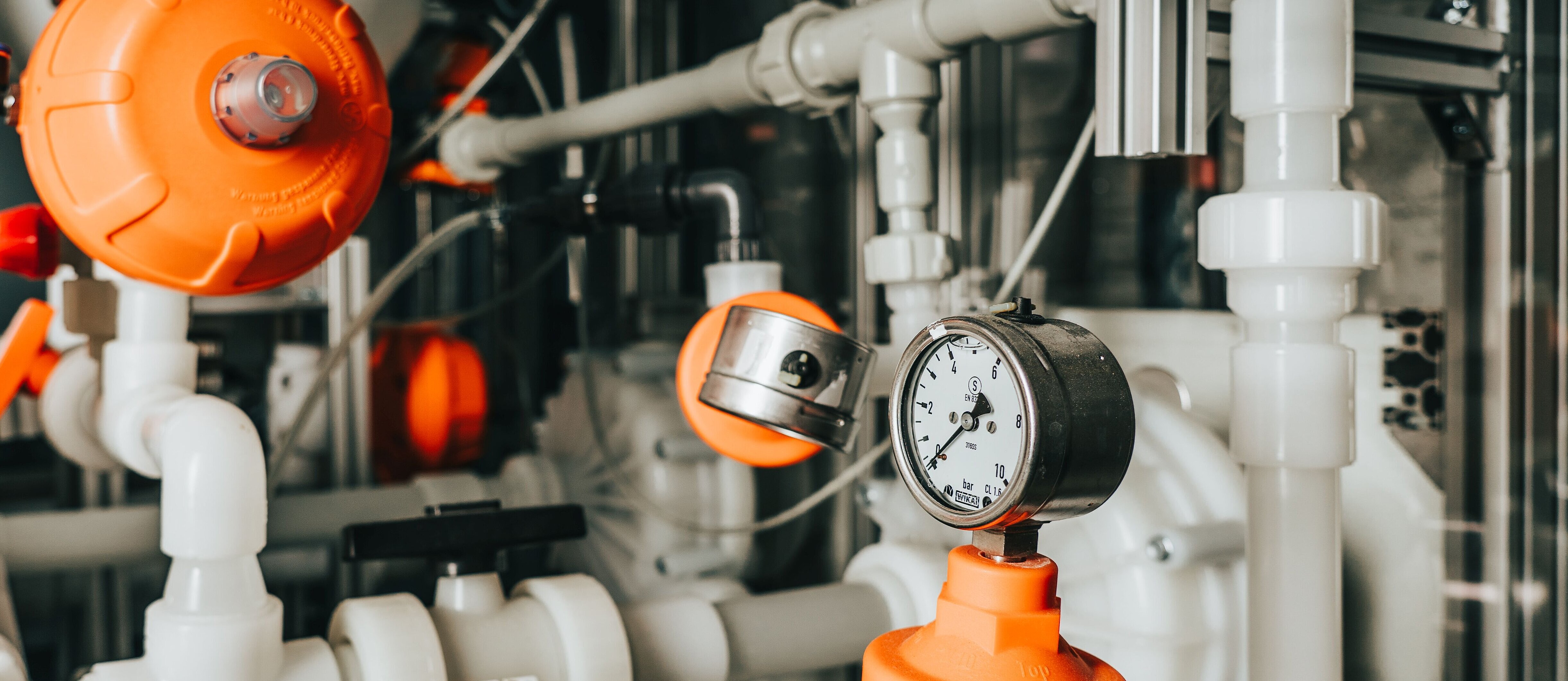 Water treatment plant equipped with ceramic membranes